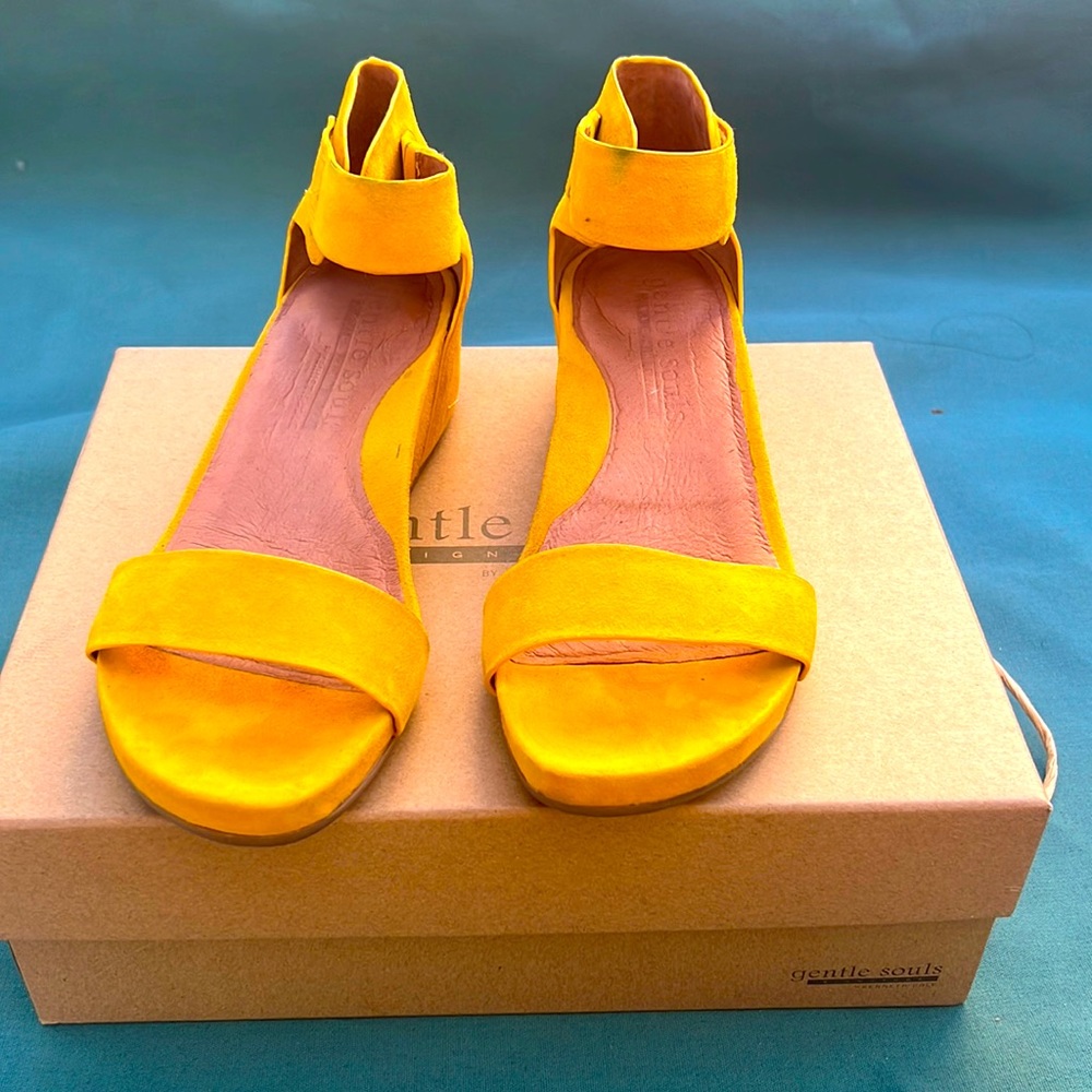 Gentle Souls suede sandals size 8
